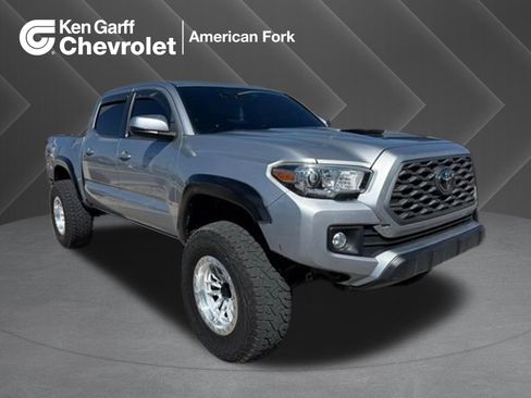Used 2017 Toyota Tacoma TRD Sport w/ Tow Package (A/T) image 1
