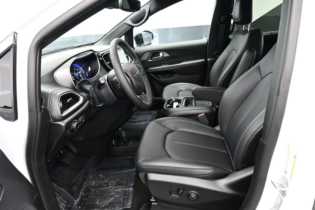 New 2027 Chrysler Pacifica Select w/ Family Tech Group AWD/4WD image 10