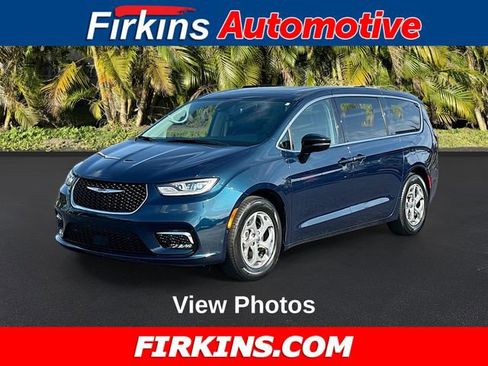 Used 2024 Chrysler Pacifica Limited FWD image 1