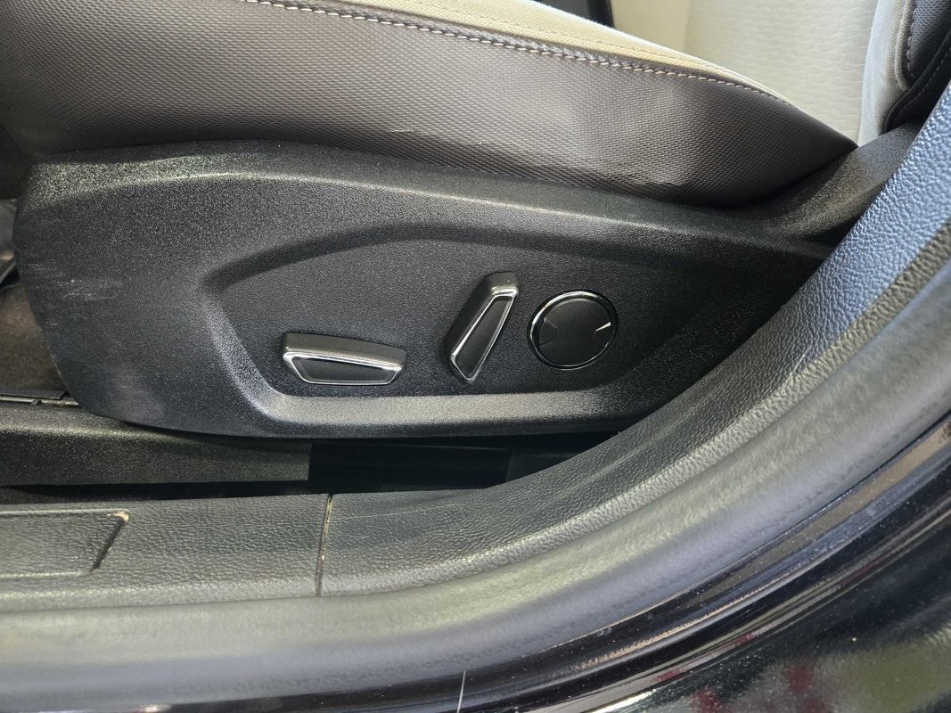 Used 2020 Ford Fusion SE w/ Equipment Group 151A FWD image 12