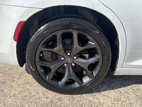 Used 2022 Chrysler 300 Touring w/ Sport Appearance Package image 28