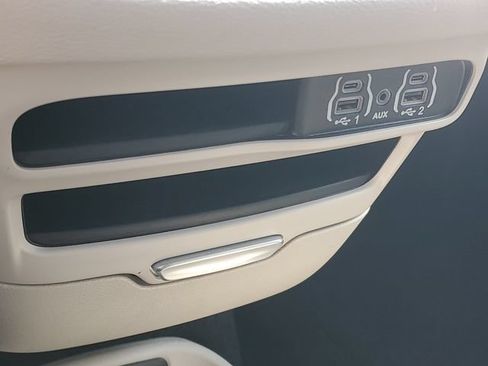 Used 2024 Chrysler Pacifica Limited FWD image 30