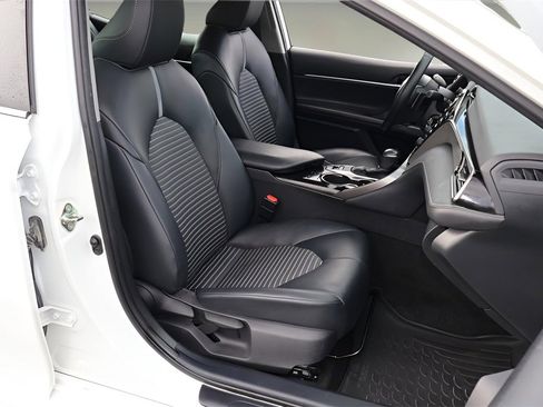 Certified 2020 Toyota Camry SE image 19