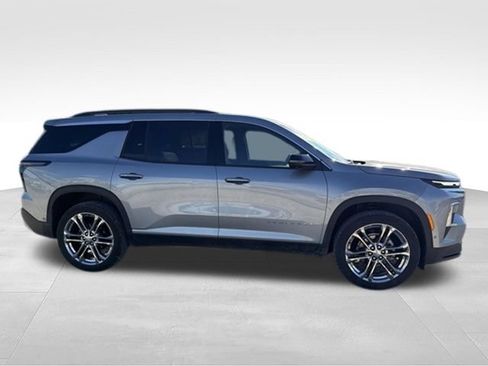 Used 2025 Chevrolet Traverse LT w/ Enhanced Driving Package AWD/4WD image 33