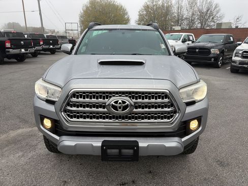 Used 2017 Toyota Tacoma TRD Sport image 3