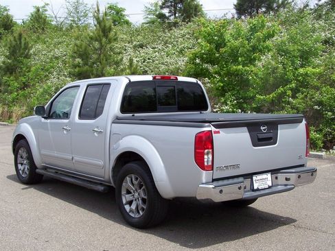 Used 2019 Nissan Frontier SL image 2
