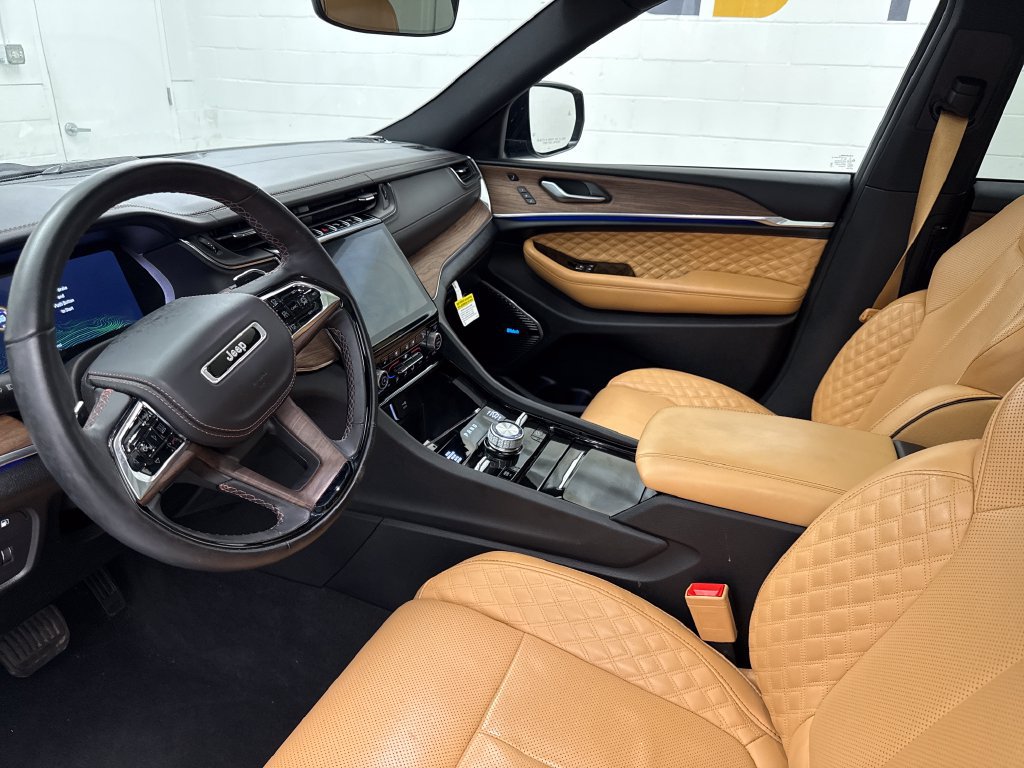 Used 2023 Jeep Grand Cherokee Summit AWD/4WD image 10