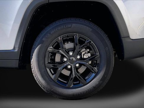 Used 2025 Jeep Grand Cherokee Altitude AWD/4WD image 34