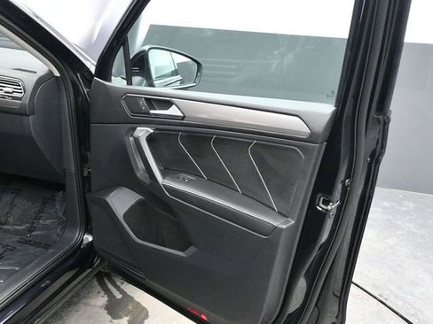Used 2024 Volkswagen Tiguan SE image 9