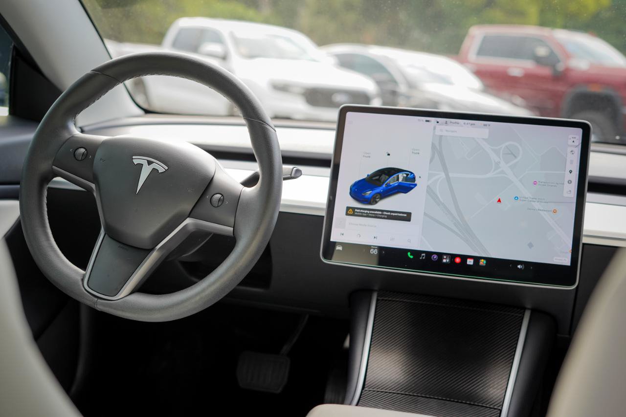 Used 2020 Tesla Model 3 Standard Range Plus RWD image 10