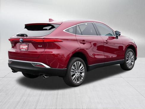 Certified 2024 Toyota Venza XLE AWD/4WD image 7