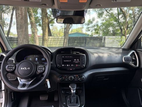 Used 2025 Kia Soul LX w/ LX Technology Package FWD image 30