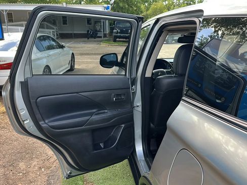Used 2020 Mitsubishi Outlander SE FWD image 19