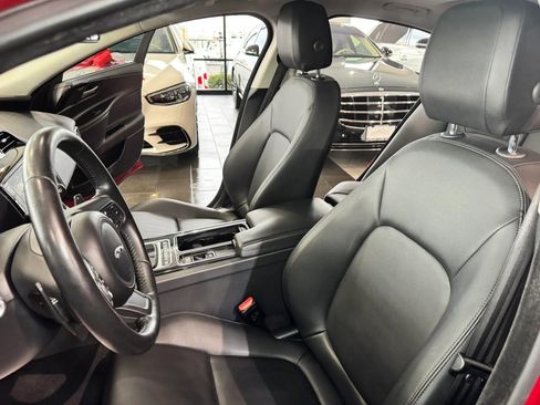 Used 2018 Jaguar XE Premium image 10