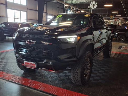 Used 2024 Chevrolet Colorado ZR2 w/ Technology Package AWD/4WD image 4