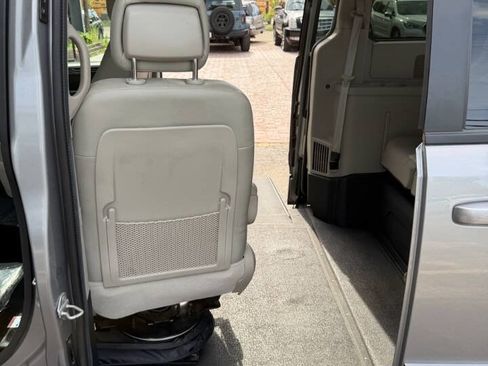 Used 2016 Dodge Grand Caravan SXT w/ UConnect Hands-Free Group FWD image 25