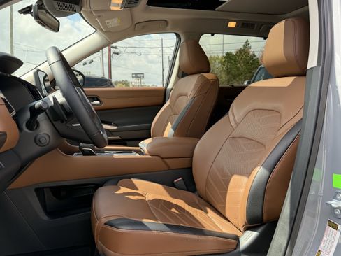 Used 2025 Nissan Pathfinder Platinum w/ Cargo Package image 12