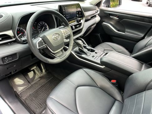 Used 2022 Toyota Highlander XLE AWD/4WD image 11