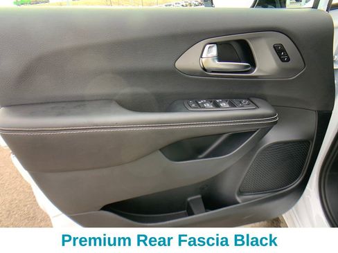 New 2026 Chrysler Pacifica Select image 11