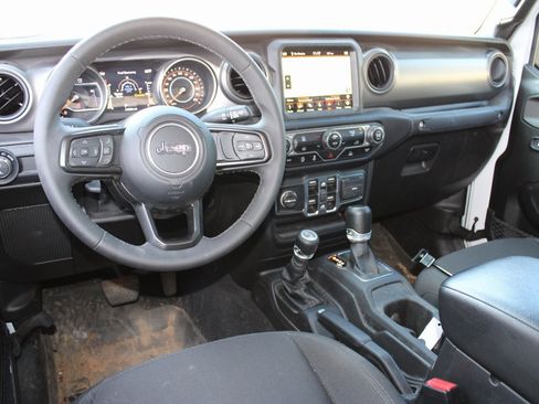 Used 2023 Jeep Gladiator Sport image 4