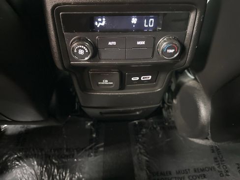 Used 2023 GMC Acadia SLT image 33