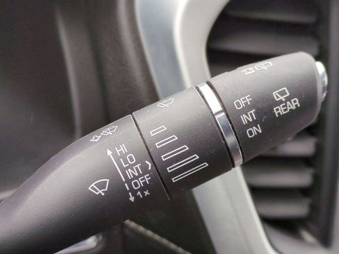 Used 2018 GMC Acadia SLE image 28