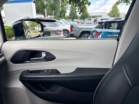 Used 2019 Chrysler Pacifica Limited FWD image 39
