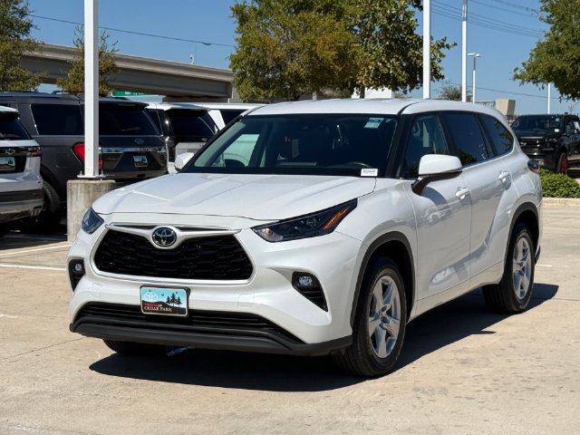 Used 2024 Toyota Highlander LE FWD image 8