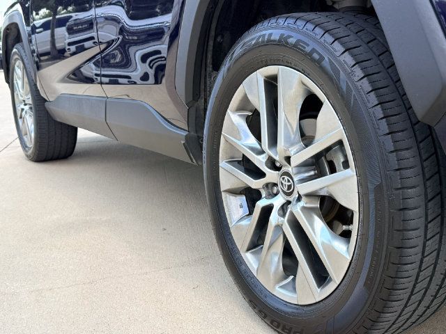 Used 2019 Toyota RAV4 XLE Premium FWD image 17
