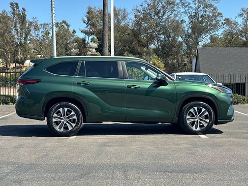 Used 2024 Toyota Highlander XLE FWD image 6