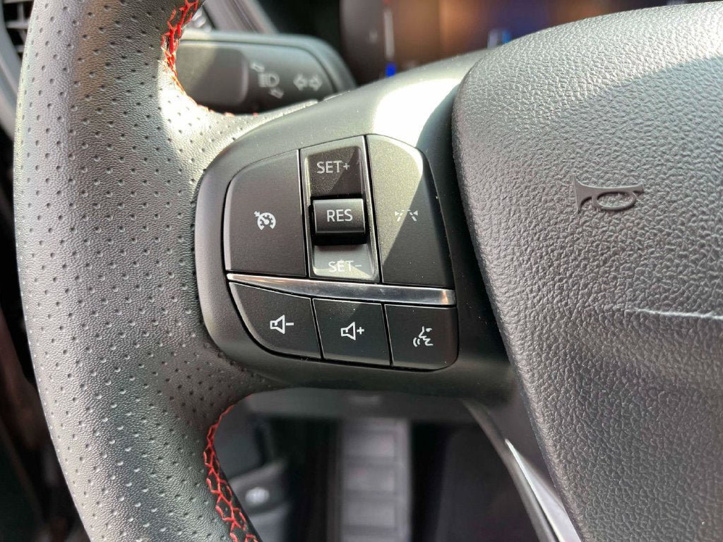 Used 2025 Ford Escape ST-Line Select AWD/4WD image 31
