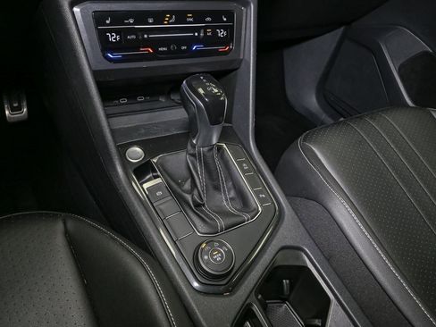 Certified 2022 Volkswagen Tiguan SE R-Line image 40