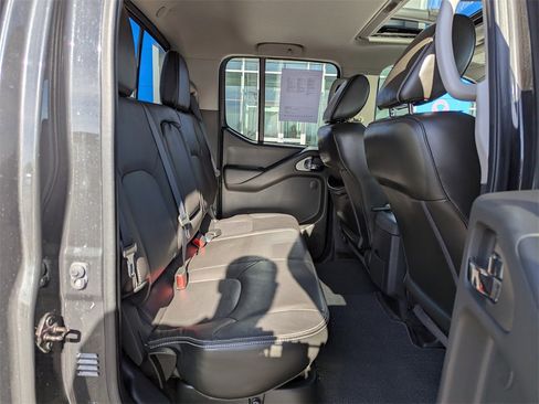 Used 2015 Nissan Frontier PRO-4X image 36