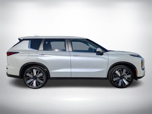 New 2025 Mitsubishi Outlander SE image 2