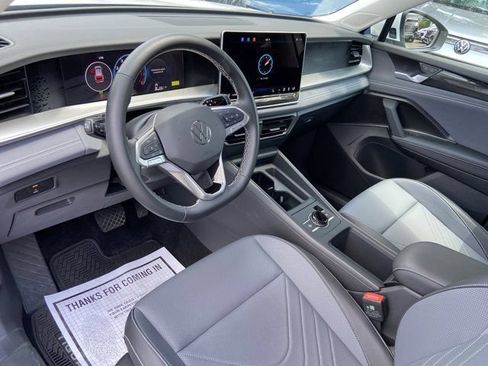 Used 2025 Volkswagen Tiguan SE AWD/4WD image 22