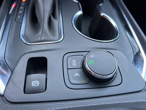 Used 2021 Chevrolet Traverse LT image 32