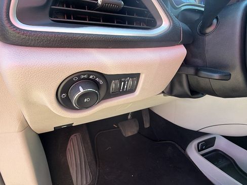 Certified 2024 Chrysler Pacifica Touring-L FWD image 25