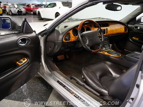 Used 2001 Jaguar XK8 Convertible image 4
