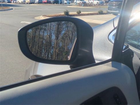 Used 2023 Chrysler Pacifica Touring-L image 18