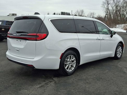 Used 2024 Chrysler Pacifica Touring-L image 6