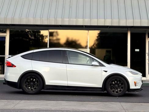 Used 2017 Tesla Model X 75D image 3