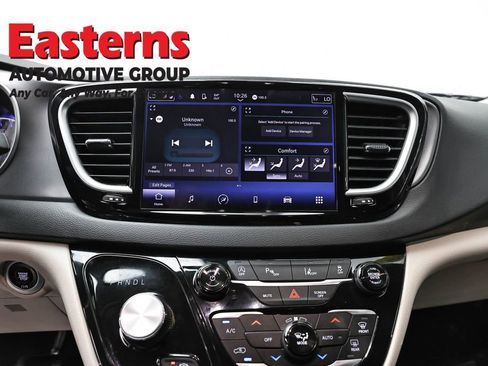 Used 2023 Chrysler Pacifica Touring-L FWD image 12