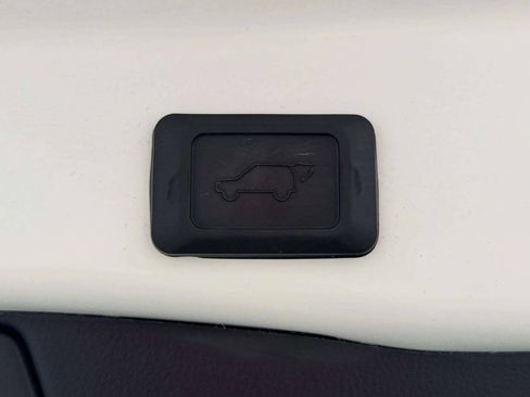 Used 2022 Toyota RAV4 XLE w/ Convenience Package AWD/4WD image 7