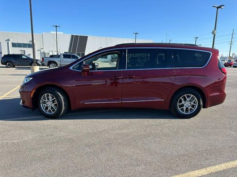 Used 2021 Chrysler Pacifica Touring image 2