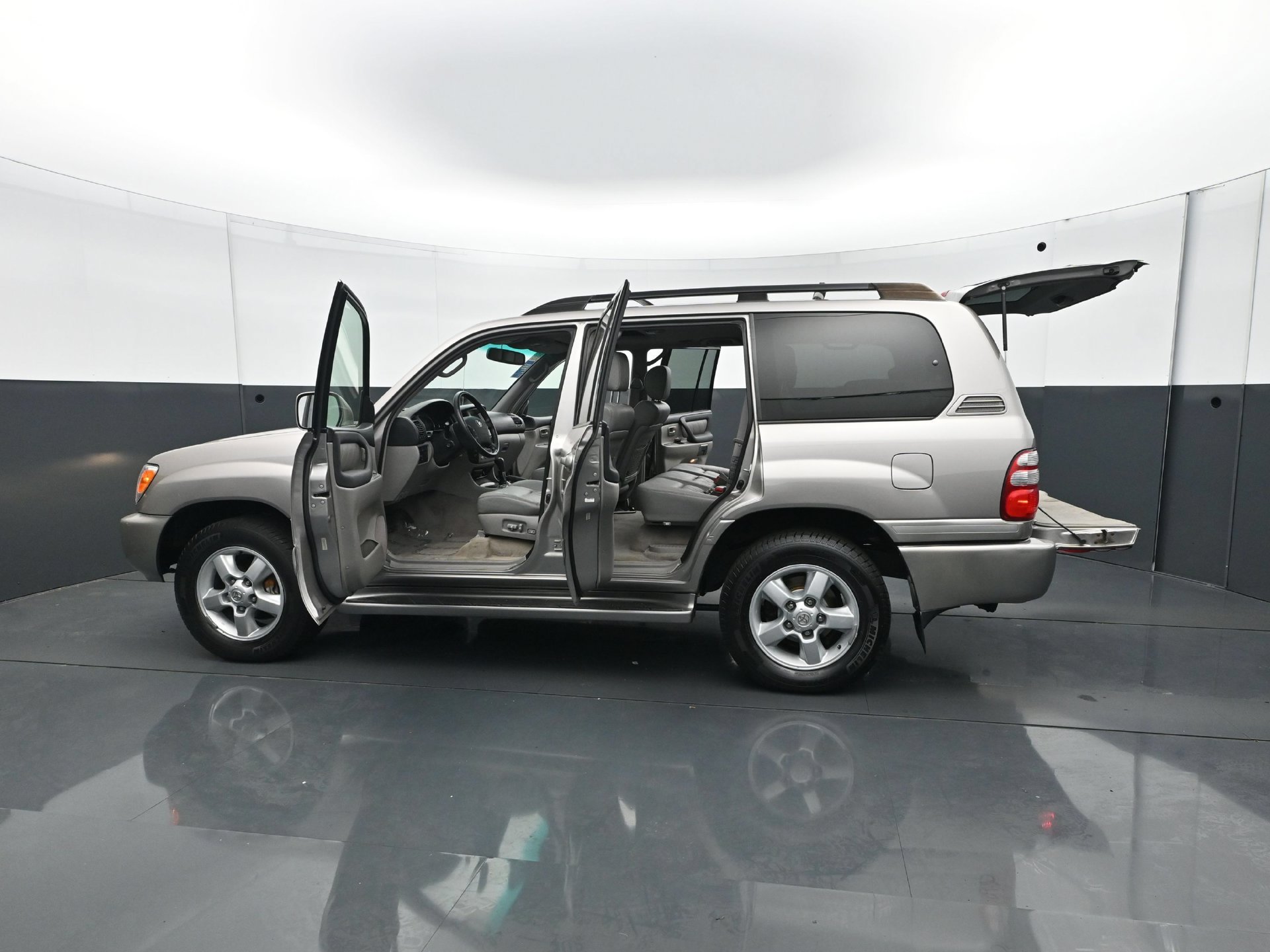 Used 2005 Toyota Land Cruiser AWD/4WD image 32
