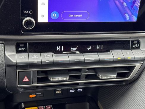 Used 2025 Toyota Camry SE image 29