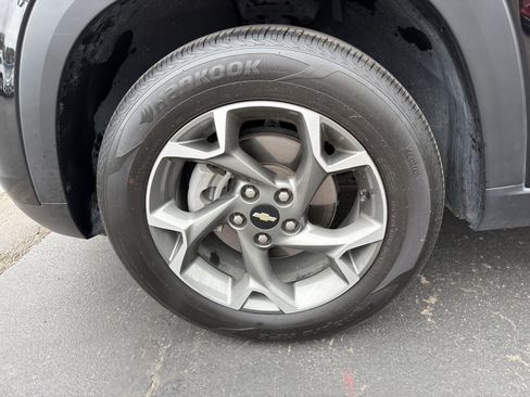 Used 2025 Chevrolet Trax LT FWD image 34