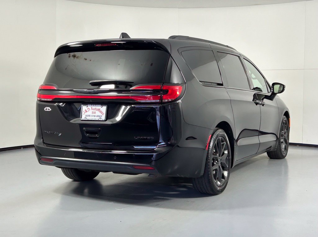 Used 2025 Chrysler Pacifica Limited FWD image 7