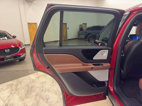 Used 2025 Lincoln Aviator Reserve w/ Equipment Group 201A image 13