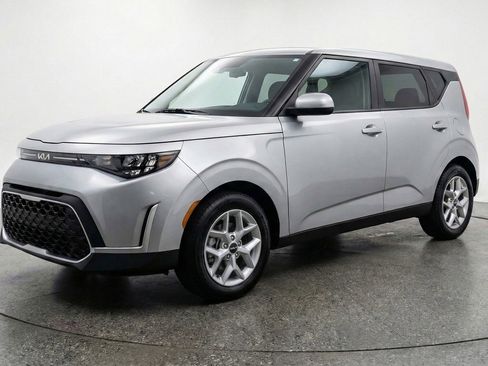 Used 2025 Kia Soul LX w/ LX Technology Package FWD image 3